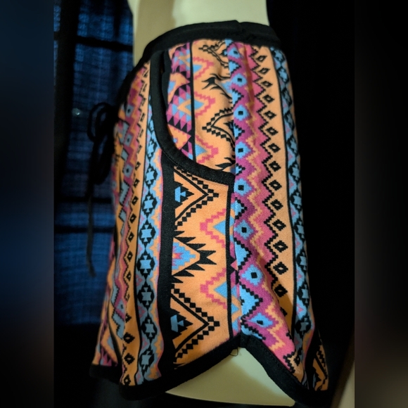 Colorful Geometric Patterned Shorts - Picture 3 of 7